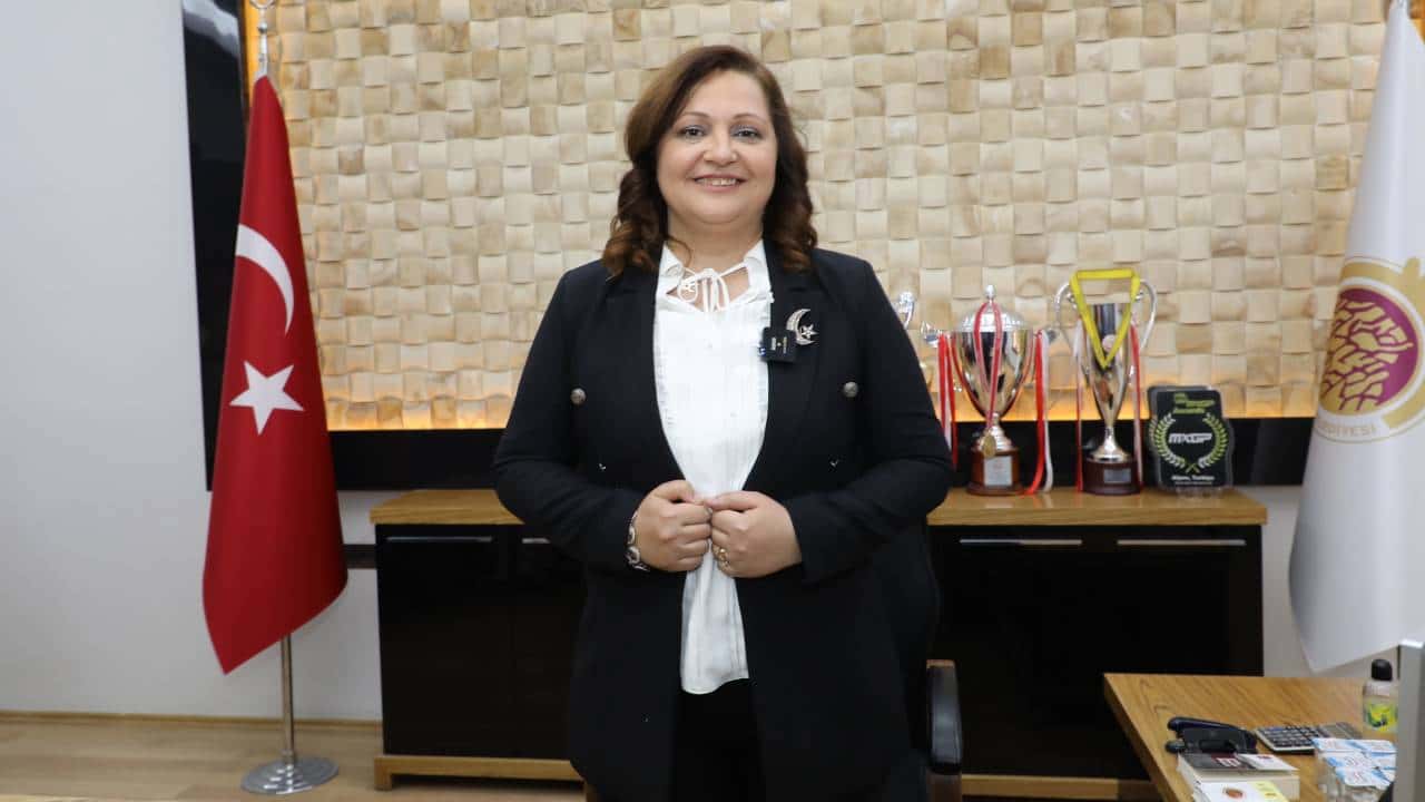 CHP'den istifa eden Afyonkarahisar Belediye Başkanı Burcu Köksal'a AK Parti'ye katıldı.